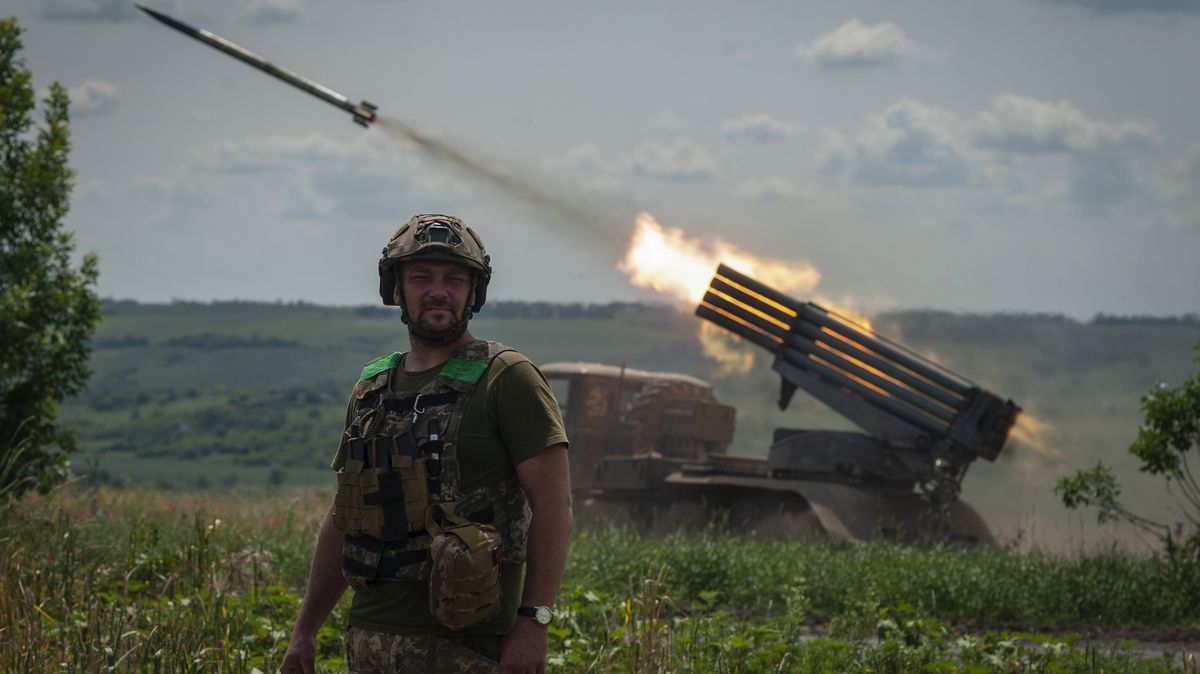Ukrajina postupuje v klíčových oblastech, uvedla britská rozvědka. Útočí i Rusové